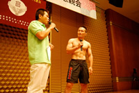 野口たくおさん（タレント・38回生）が、プロ総合格闘家、菊野克紀さん（51回生）にインタビュー。